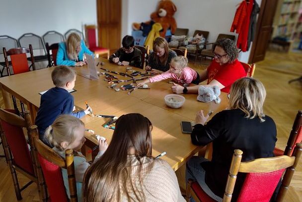 Rodzinne warsztaty - malowanie kamyczków