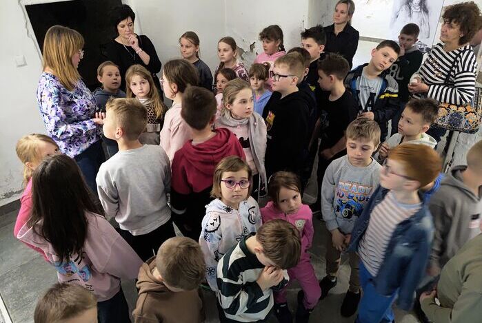 Pierwsze kroki w bibliotece – wizyta uczniów z Dzielnej