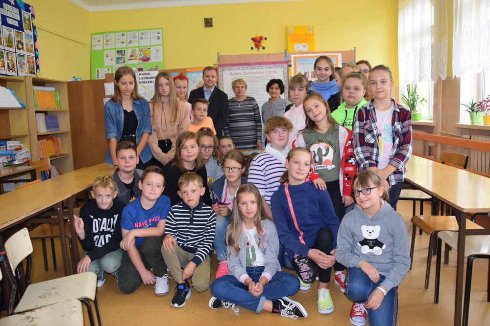 Burmistrz czyta dzieciom