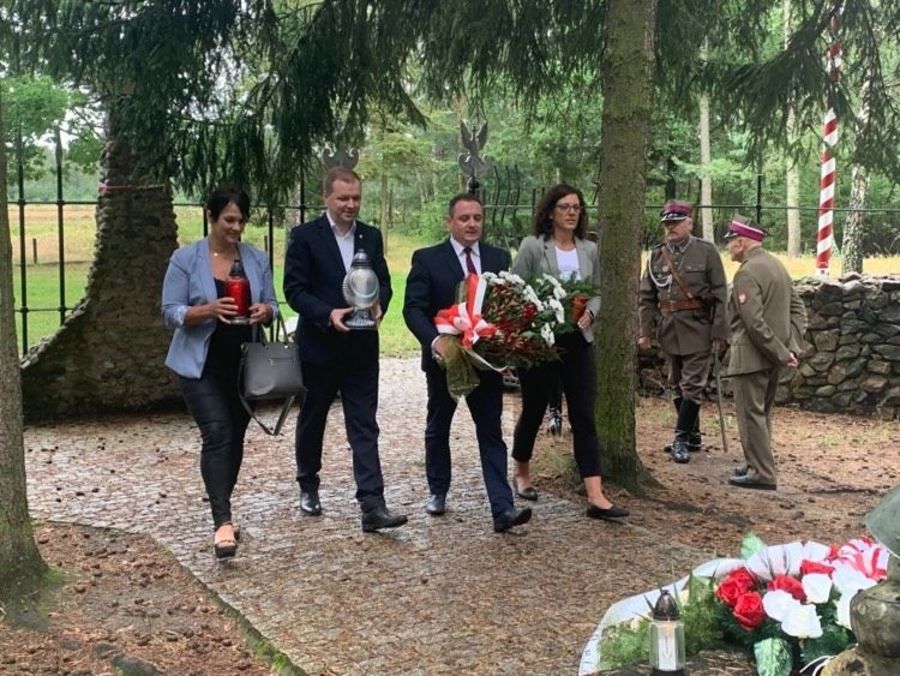 Oddanie hołdu bohaterowi II wojny światowej mjr. Henrykowi Dobrzańskiemu
