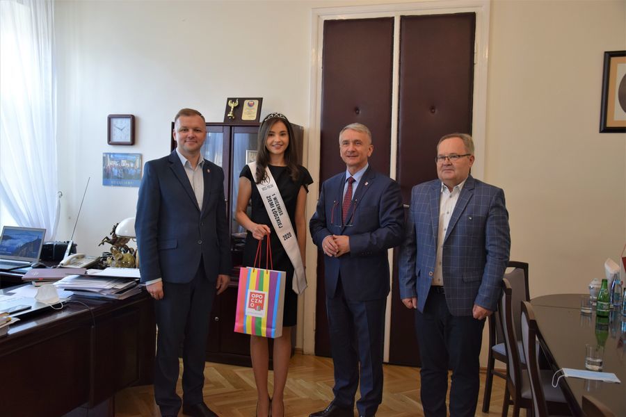  Spotkanie burmistrza z laureatką konkursu piękności. 