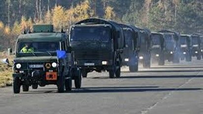 Kolumny pojazdów wojskowych na drogach