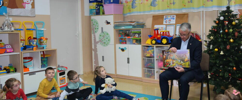 Burmistrz Opoczna czytał przedszkolakom z Dzielnej