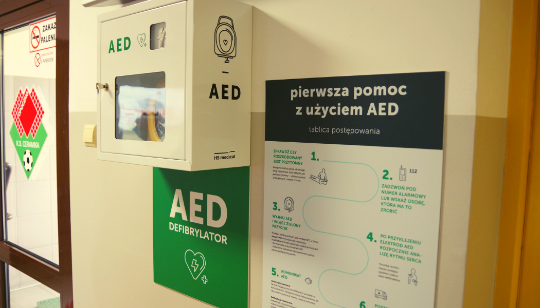 Na Stadionie Miejskim przy al. Sportowej 1 w Opocznie zainstalowany został defibrylator AED. 