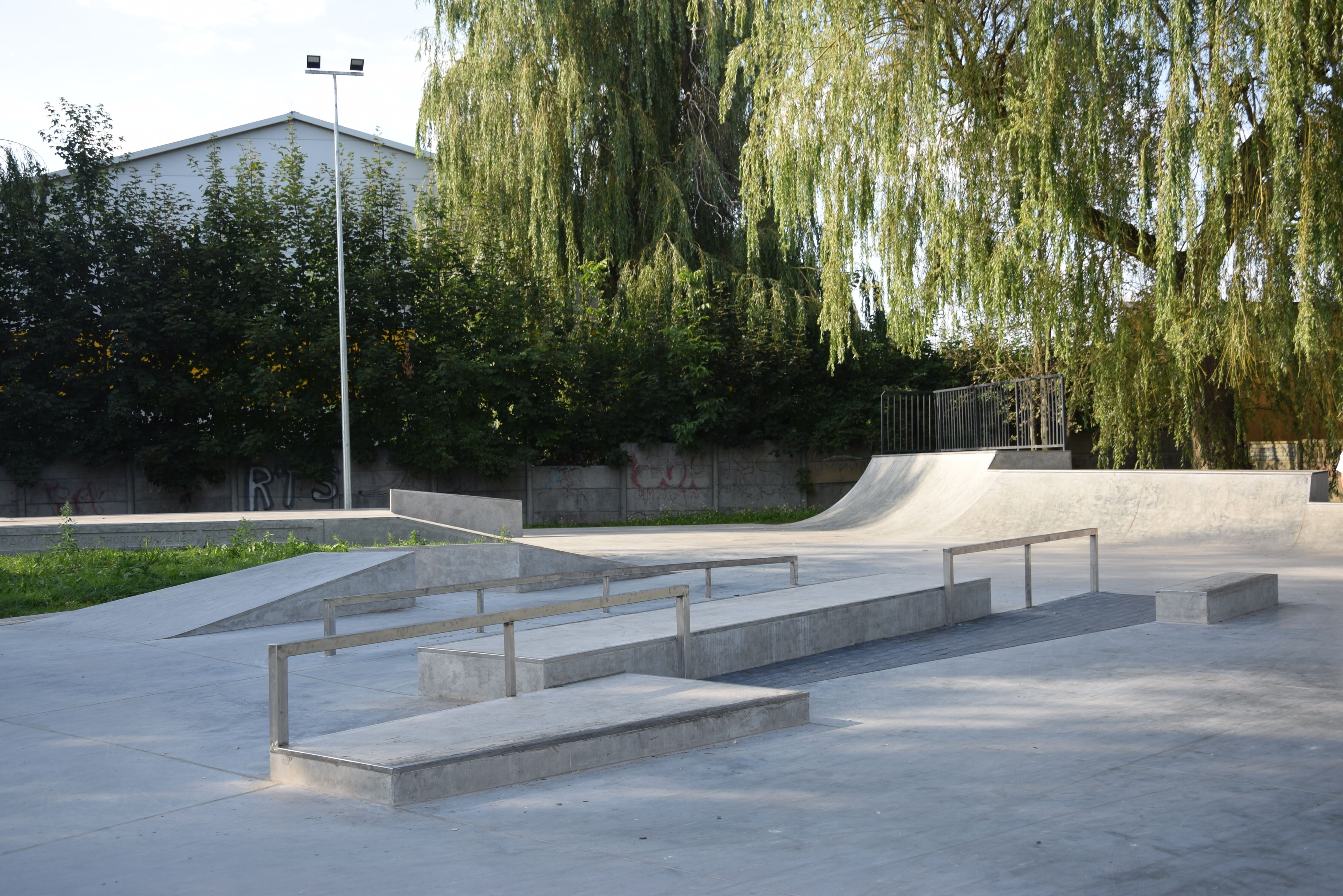 Zakończono budowę skateparku, czyli placu rekreacyjno - sportowego, przeznaczonego dla użytkowników deskorolek i rolek