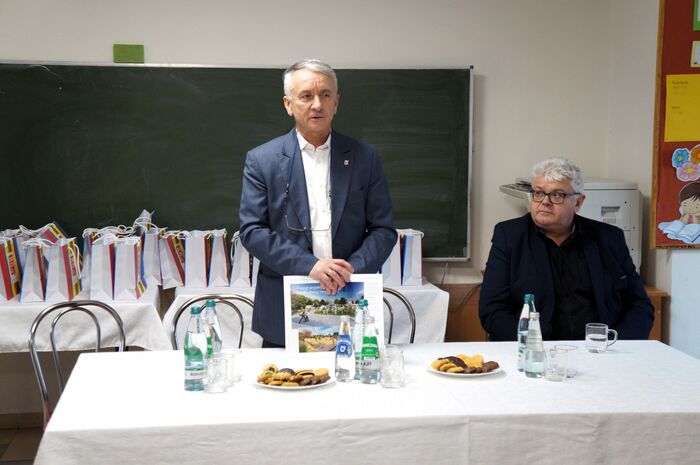Burmistrz Opoczna Dariusz Kosno odwiedza placówki oświatowe: Podziękowania dla nauczycieli