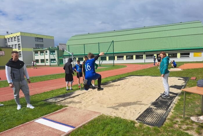 Czwórbój lekkoatletyczny na wysokim poziomie – sportowe emocje w Szkole Podstawowej nr 3 w Opocznie