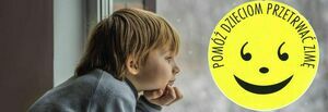 Opis zdjęcia po lewej: Dziecko spogląda przez okno, opierając głowę o dłoń, wydaje się zamyślone lub oczekujące.

Opis zdjęcia po prawej: Żółty sticker z uśmiechniętą buźką i napisem "POMÓŻ DZIECIOM PRZEZRNĄĆ NA CZAS" z numerem "6".