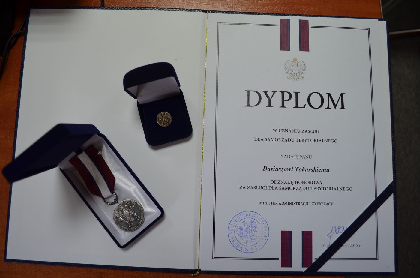 Odznaka Honorowa za Zasługi dla Samorządu Terytorialnego dla Burmistrza Dariusza Tokarskiego
