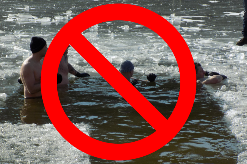 Ludzie kąpiący się w wodzie zimą w wyciętym przeręblu przekreśleni czerwonym znakiem zakazu