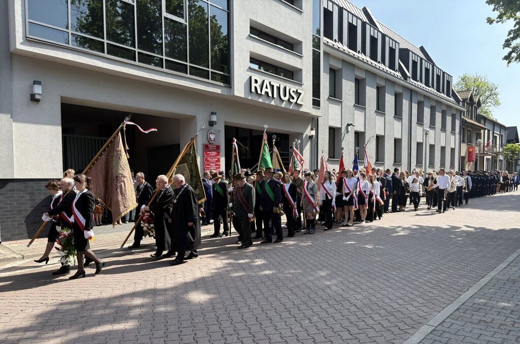 Zdjęcie przedstawiające uroczyste obchody Święta Konstytucji 3 Maja w Pajęcznie przed Ratuszem Miejskim