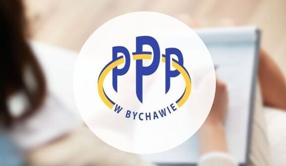 Logo PPP w tle rozmytej sylwetki osoby trzymającej dokumenty i korzystającej z laptopa.