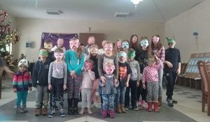 Dzieci pozujące do zdjęcia w grupie w maskach