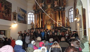 Na zdjęciu  jest grupa osób podczas mszy 
