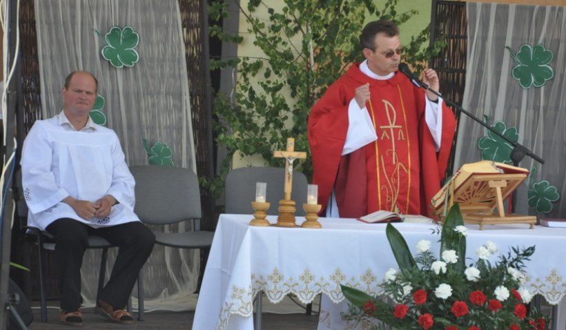 Ministrant i ksiądz podczas mszy na uroczystości