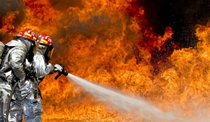 Na zdjęciu grafika przedstawiająca strażaków gaszących ogień