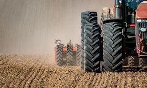 Traktor rolniczy uprawia pole