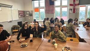 Spotkanie uczniów klas dwujęzycznych z żołnierzami amerykańskimi w Zespole Szkół w Kaliszu Pomorskim