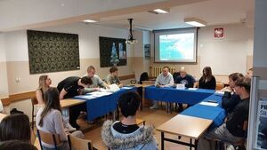 Rozprawa sądowa podczas lekcji wiedzy o społeczeństwie w kaliskim Zespole Szkół