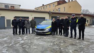 Nowy samochód w KPP w Drawsku Pomorskim zakupiony przy wsparciu lokalnych samorządów