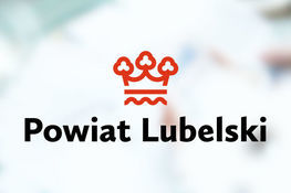 Logo Powiat Lubelski na rozmazanym tle