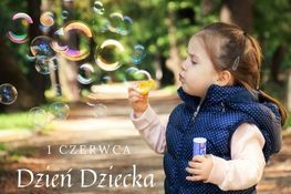Zdjęcie przedstawia małą dziewczynkę, która puszcza bańki mydlane na tle parku oraz napis 1 czerwca Dzień Dziecka