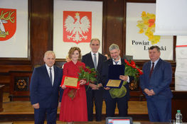 Na zdjęciu znajdują się (od lewej) Przewodniczący Rady Powiatu Krzysztof Chmielik, dr Rybak, Starosta Lubelski Zdzisław Antoń, dr Kwiatkowski, Wicestarosta Lubelski- Andrzej Chrząstowski