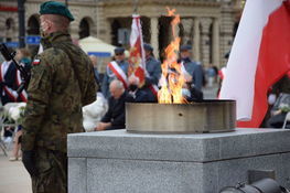 Na zdjęciu znajduje się stojący na baczność żołnierz koło Pomnika Nieznanego Żołnierza na Placu Litewskim w Lublinie 