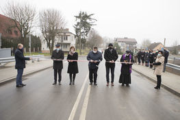 zdjęcie przedstawia moment przecinania wstęgi przez władze lokalne oraz powiatowe na nowootwartym moście nad rzeką Wierzbówką w miejscowości Wysokie