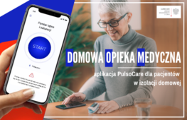 na zdjęciu znajduje się siedząca starsza Pani w okularach, spoglądająca na swój telefon oraz zbliżenie smartfona z włączoną aplikacją Domowej Opieki Medycznej