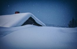 na zdjęciu znajduje się bardzo ośnieżony dach