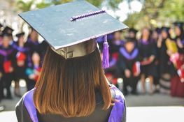 na zdjęciu znajduje się dziewczyna stojąca tyłem, mająca na głowię czapkę absolwenta