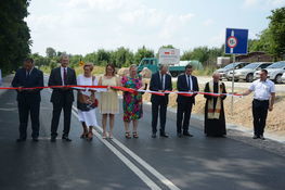 Uroczysty moment przecinania wstęgi z okazji otwarcia powiatowej drogi na odcinku łączącej ulicę Abramowicką z ulicą Głuską.