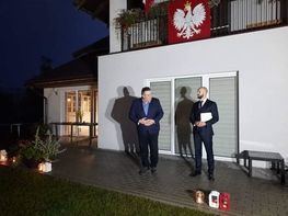 przemówienie członka zarządu powiatu lubelskiego Grzegorza kozioła  przed budynkiem domu dziecka "dworek"