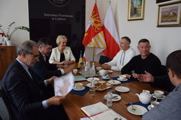 w gabinecie starosty lubelskiego przy stole delegacja ukraińska wraz władzami powiatu lubelskiego