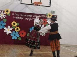 występ artystyczny tańca folkowego w wykonaniu zespołu Bogutki 