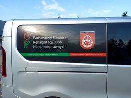 przekazane auto z logo pfronu na szybie i napisem: państwowy fundusz rehabilitacji osób niepełnosprawnych