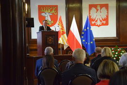 na zdjęciu znajduje się Jacek Figarski - dyrektor powiatowego centrum pomocy rodzinie w Lublinie na mównicy podczas obchodów dnia pracownika socjalnego