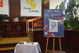 sala konferencyjna, tablica z napisem 2021-rok C.K. Norwida