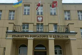 gmach starostwa z flagami Polski i Ukrainy