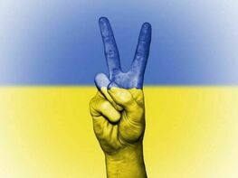 niebiesko-żółta flaga Ukrainy z gestem pokoju