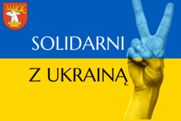 flaga ukrainy z gestem pokoju, logo powiatu i napis: solidarni z ukrainą