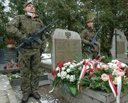 żołnierze stojący przy grobie nieznanego żołnierza 