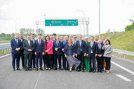 na zdjęciu znajdują się politycy i urzędnicy biorący udział w oficjalnym otwarciu ekspresówki S19 Lublin-Rzeszów