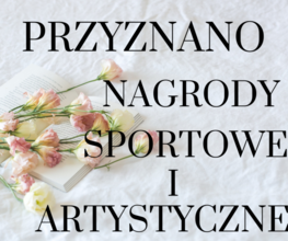 w tle bukiet kwiatów i napis: przyznano nagrody artystyczne i sportowe 