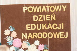 napis powiatowy dzień edukacji narodowej