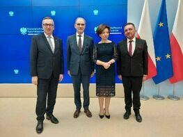 starosta zdzisław antoń oraz dyrektor pcpr jacek figarski podczas odebrania nagrody w siedzibie Kancelarii Prezesa Rady Ministrów w Warszawie