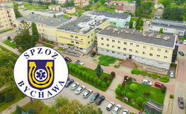 szpital w Bychawie z lotu ptaka z logo placówki 