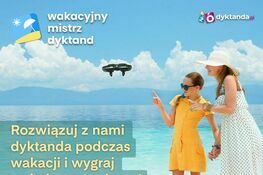 Grafika z napisami Rozwiązuj z nami dyktanda podczas wakacji i wygraj. Zdjęcie wakacyjne i logotypy programów.