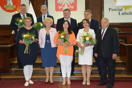 na zdjęciu znajduje się Zarząd Powiatu w Lublinie - Zdzisław Antoń, Andrzej Chrząstowski, Grzegorz Kozioł, Sylwia Pisarek-Piotrowska, Anna Pawlas, Przewodniczący Rady Powiatu w Lublinie Krzysztof Chmielik, Wiceprzewodnicząca Rady Powiatu Zofia Sieńko, Skarbnik Powiatu Lubelskiego Marta Janeczko oraz były Starosta Lubelski - Paweł Pikula 